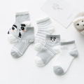 2019 Heißer Verkauf Babybaumwollkarikaturschlauchsockenhersteller mit rutschfesten Baumwollsäuglingsbabysocken des Musters